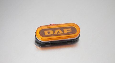 Ponadgabarytowa lampa owalna NEON z napisem &bdquo;DAF&rdquo; w kolorze ż&oacute;łtym