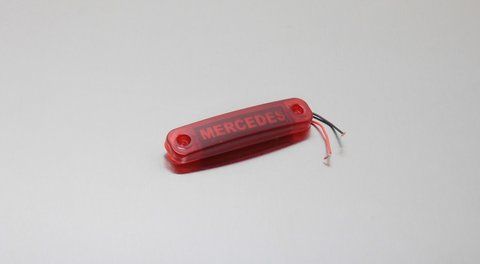 Ponadgabarytowa lampa wzdłużna napisu &bdquo;MERCEDES&rdquo; LED czerwona