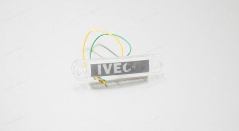 Ponadgabarytowa lampa z białym napisem LED &bdquo;IVECO&rdquo; wzdłuż niej