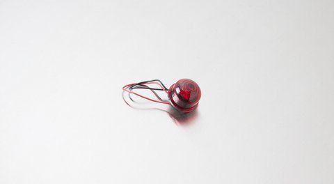 Do og&oacute;lnego rozmiaru wstawiona jest mini-czerwona dioda LED