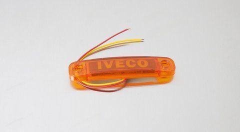 Ponadgabarytowa lampa z ż&oacute;łtym napisem LED &bdquo;IVECO&rdquo; wzdłuż niej