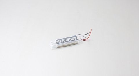 Ponadgabarytowa lampa wzdłużna napisu "MERCEDES" LED w kolorze białym