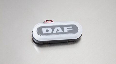 Ponadgabarytowa owalna lampa NEON z napisem &bdquo;DAF&rdquo; jest w kolorze białym