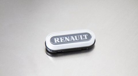 Ponadgabarytowa owalna lampa NEON z napisem &bdquo;RENAULT&rdquo; jest w kolorze białym