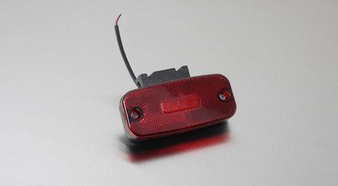 Ponadgabarytowa lampa LED, owalna, czerwona. z wspornikiem