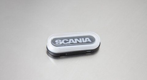 Ponadgabarytowa owalna lampa NEON z napisem &bdquo;SCANIA&rdquo; jest w kolorze białym