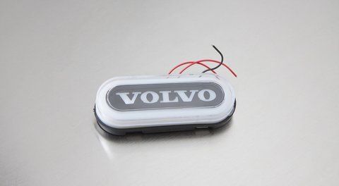 Ponadgabarytowa lampa owalna NEON z napisem &bdquo;VOLVO&rdquo; w kolorze białym