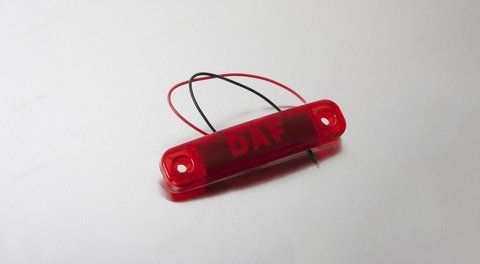 Ponadgabarytowa lampa z czerwonym napisem LED &bdquo;DAF&rdquo; wzdłuż niej